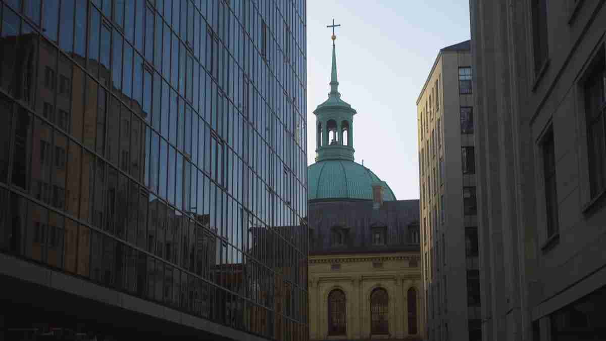 Zweden hecht veel waarde aan godsdienstvrijheid en het principe van secularisme en handhaaft een samenleving die verschillende overtuigingen en meningen respecteert door middel van democratische discussies over religie.