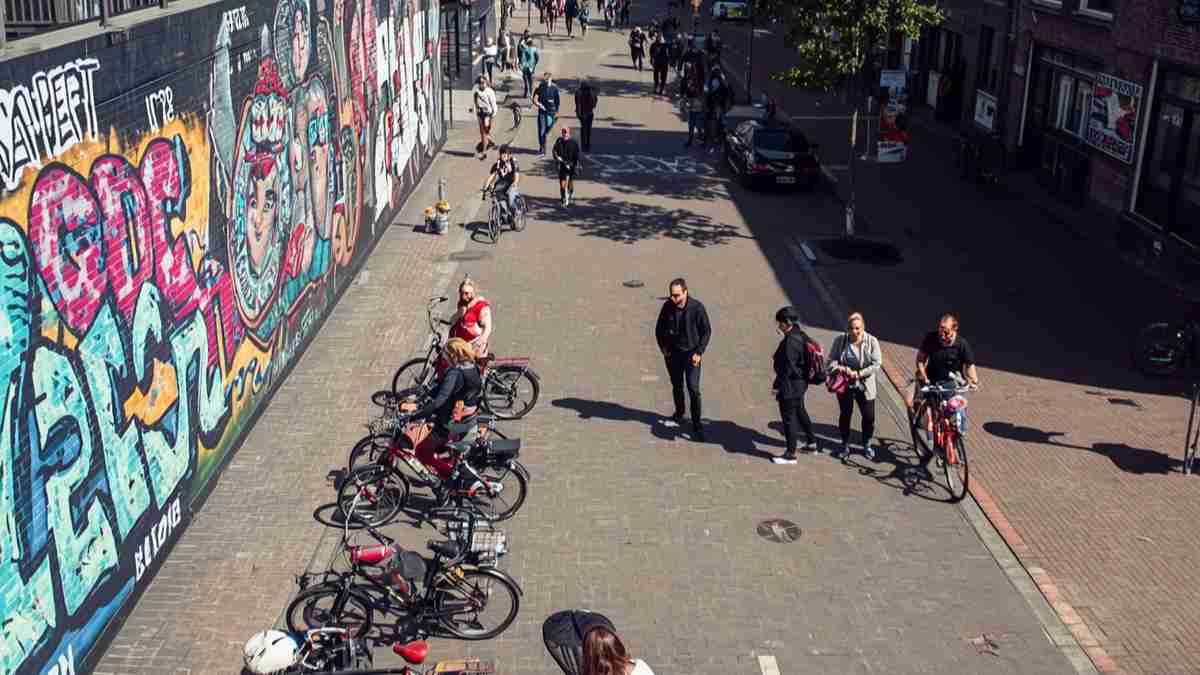 Een van de belangrijkste redenen voor het wijdverbreide gebruik van de fiets in Nederland is dat het land over het algemeen vlak is, waardoor korte afstanden gemakkelijk per fiets kunnen worden afgelegd.