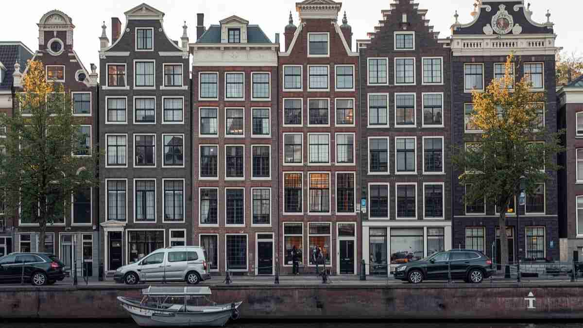 Deze gids beschrijft de informatie die immigranten die zich in Nederland willen vestigen nodig hebben.