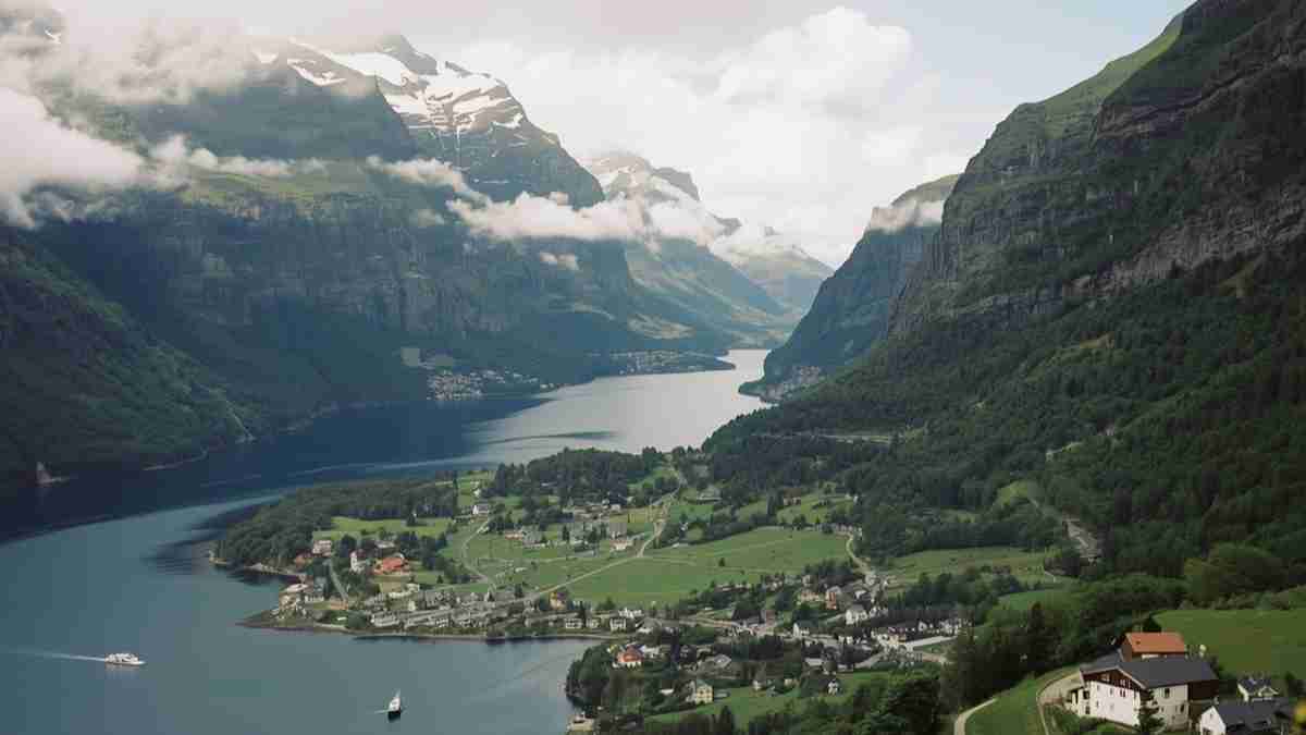 De groei van de Noorse toeristische sector is nauw verbonden met niet alleen de schilderachtige schoonheid, maar ook met de milieubewuste en duurzame toeristische praktijken.